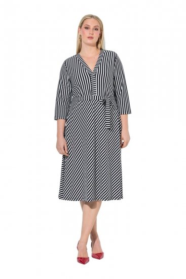 Ulla Popken 848052 Robe mi-longue rayée à ceinture à nouer Noir - Robes midi - Robes midi grande taille