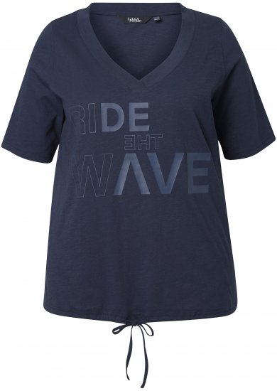 Ulla Popken Ride The Wave Short Sleeve V-Neck Graphic Tee Navy Blue - T-shirts imprimés pour femme - 